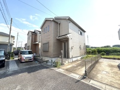 幹線道路から1本入った現地は、想像以上に静かに感じられます。
