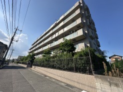 前面道路は歩道も整備され、小さなお子様にも安心です。