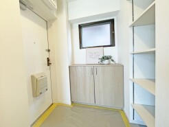 靴がしっかり収まるから、散らかりがちな玄関もスッキリ。
