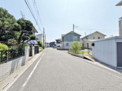 前面道路は歩道も整備され、小さなお子様にも安心です。