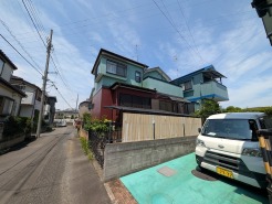 幅員の狭い道ですが、車通りの少ない住宅街に立地してます。