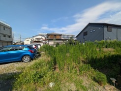 幹線道路から1本入った現地は、想像以上に静かに感じられます。