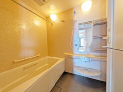 一日の疲れを癒す浴室は、広々としています。