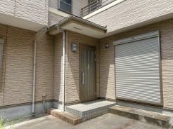 アプローチからの玄関がおしゃれな住宅。出発も帰宅も楽しみになるかも。