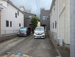 セカンドカーにも便利、駐車2台可の敷地。