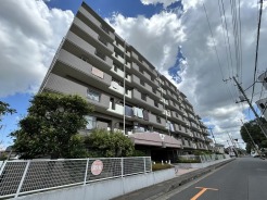 車通りの少ない閑静な住宅地、のびのびした子育てに適します。