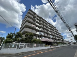 車通りの少ない閑静な住宅地、のびのびした子育てに適します。