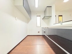 手を伸ばせばそこに収納が。安定した使用感の吊戸棚つきのキッチン空間。
