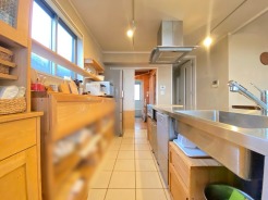対面キッチンがご家族の温かい時間を演出。