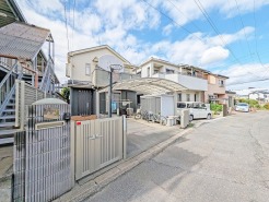 幅員の狭い道ですが、車通りの少ない住宅街に立地してます。