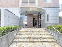 管理人さんがメンテナンスしてくれるエントランス。