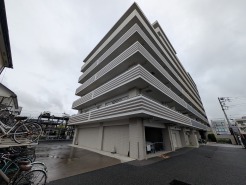 8階建2階部分の角部屋の物件です。