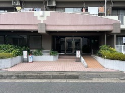 管理人さんがメンテナンスしてくれるエントランス。スロープもあります。