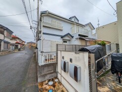 幅員の狭い道ですが、車通りの少ない住宅街に立地してます。