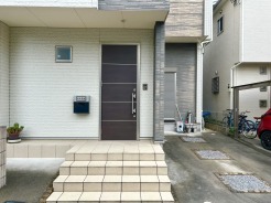 アプローチからの玄関がおしゃれな住宅。出発も帰宅も楽しみになるかも。