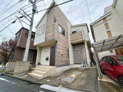 幹線道路から1本入った現地は、想像以上に静かに感じられます。