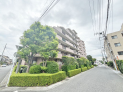 タイル張りの荘厳な外観は、マンションならでは。