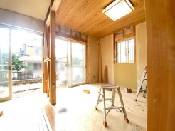 リノベーション工事中。ご家族みんながゆったりくつろげる広々リビング。