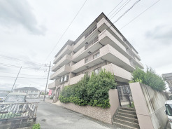 タイル張りの荘厳な外観は、マンションならでは。