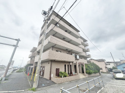 タイル張りの荘厳な外観は、マンションならでは。