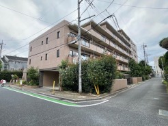 東武線大宮公園駅まで徒歩15分、JR大宮駅は徒歩19分。通勤通学に便利で、駅周辺の生活施設も利用しやすい。