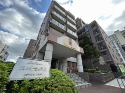 エントランス外。