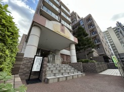 車通りの少ない閑静な住宅地、のびのびした子育てに適します。