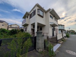 駐車が苦手な方にも嬉しい、前面が広い道路に面した住まい。