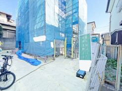 幹線道路から1本入った現地は、想像以上に静かに感じられます。