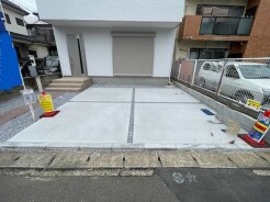 出し入れしやすい並列駐車場(2台可)が嬉しい住まい。