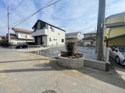 より整った街づくりを目指す地区計画の施行区域内。落ち着いた街並みもご見学の対象にしてください。