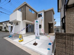 JR宇都宮線「東大宮」駅東口徒歩3分、提携駐車場もあります。エステート白馬東大宮店までお気軽にお問い合わせください。