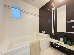 広々1坪タイプのゆったり浴室ユニット。防カビ・抗菌素材なのもうれしい。