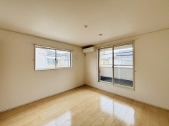 広々バルコニーから、たっぷり太陽の恵みが得られます。