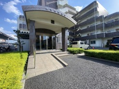 マンション入り口はスロープ付きでスムーズに入れます。