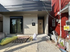 アプローチからの玄関がおしゃれな住宅。出発も帰宅も楽しみになるかも。