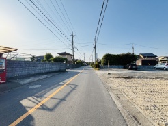 前面道路は歩道も整備され、小さなお子様にも安心です。