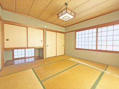 大きな窓から明るい日差しが差し込みます