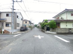 車通りの少ない住宅街に立地してます。