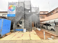 駐車場は2台まで駐車可能。マイカーの車幅もお確かめください。