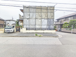 前面道路は歩道も整備され、小さなお子様にも安心です。