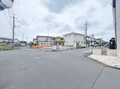 風通し・日当たりに優れる角地。開放感をお楽しみください。