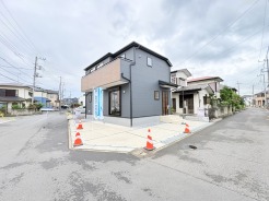 牛の藤島駅徒歩6分の近さ。 忙しい朝が助かる立地、 暮らしにゆとりが生まれます。