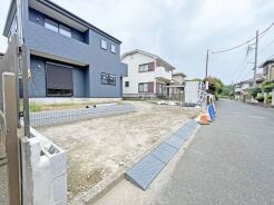 並列2台駐車可能な、ゆとりのカースペースがここに。