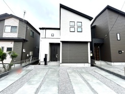 セカンドカーや来客時にも便利なカースペース3台分ございます。