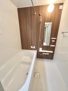 その日の疲れをゆっくりと落としてくれる場所、お子様との大事なひと時を楽しくしてくれる場所。曲線美も感じられるくつろぎのバスタブは、半身浴も楽しめる居心地の良さ。