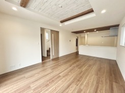 夕食の時間。家族、友人、両親、親戚との会話がより料理を美味しくしてくれる。あっという間に時間が過ぎてしまう居心地の良さは、普段はほっとする空間としてここにあります。