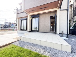 開放感あふれるオープンテラス。アウトドアリビングの新しい暮らし方。