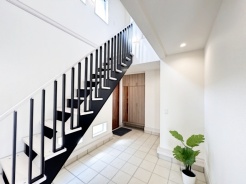 玄関はおうちの顔とも呼ばれる重要な場所!明るくスッキリと見える空間で住まう人を見送り、出迎えてくれます。