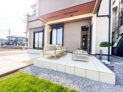 開放感あふれるオープンテラス。アウトドアリビングの新しい暮らし方。家具はCGによるものです。価格に家具は含みません。